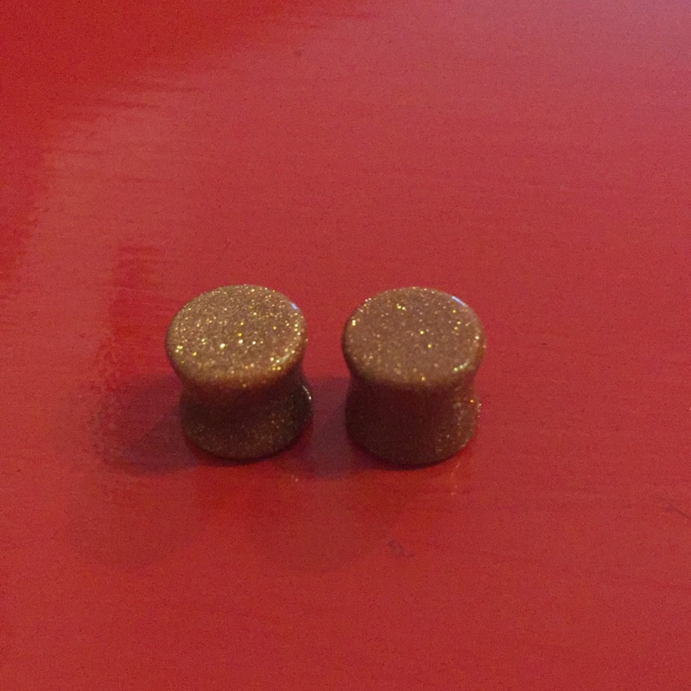 Gold stone plugs